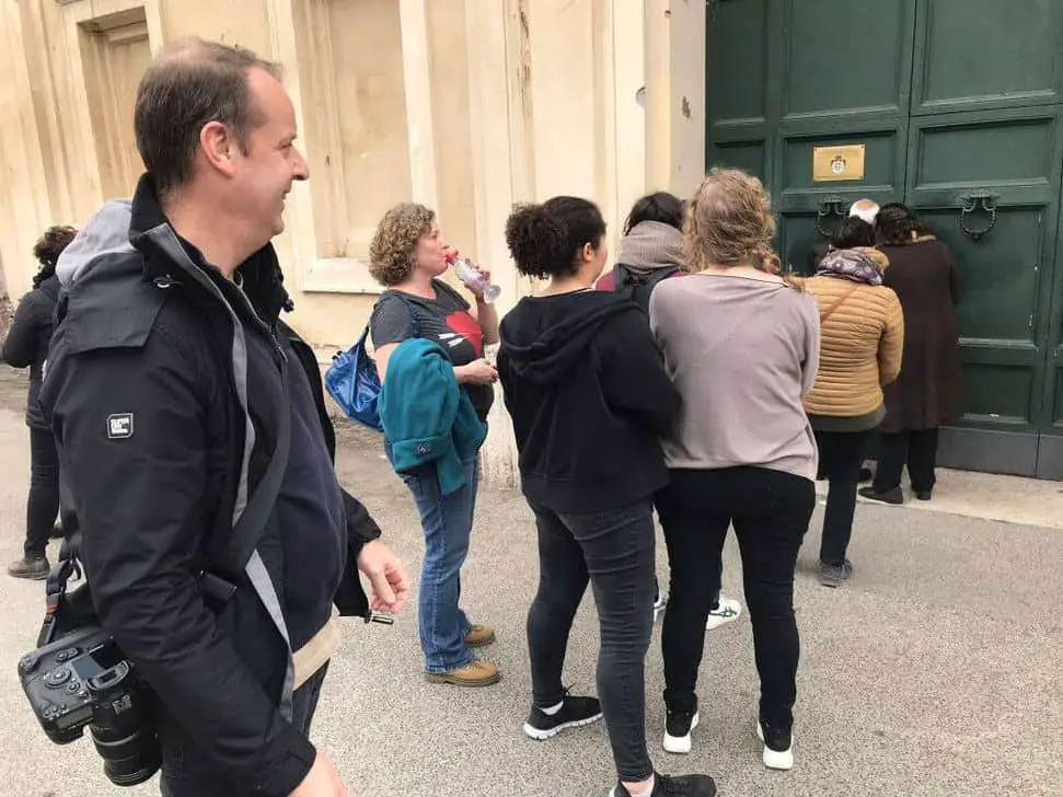 How-to-Find-the-Secret-keyhole-Rome-queuing