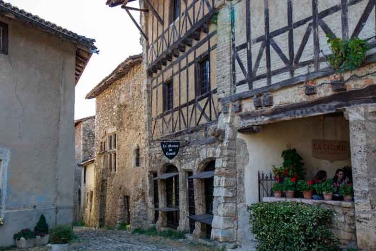 Visiter Pérouges France – Village médiéval fortifié
