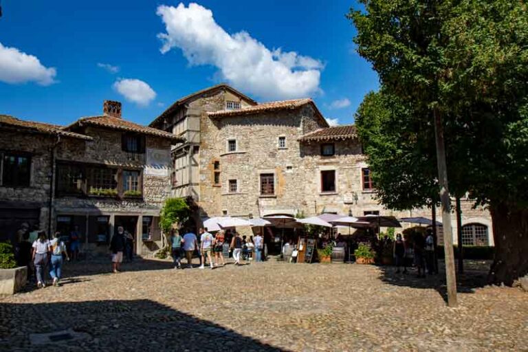 Visiter Pérouges France – Village médiéval fortifié